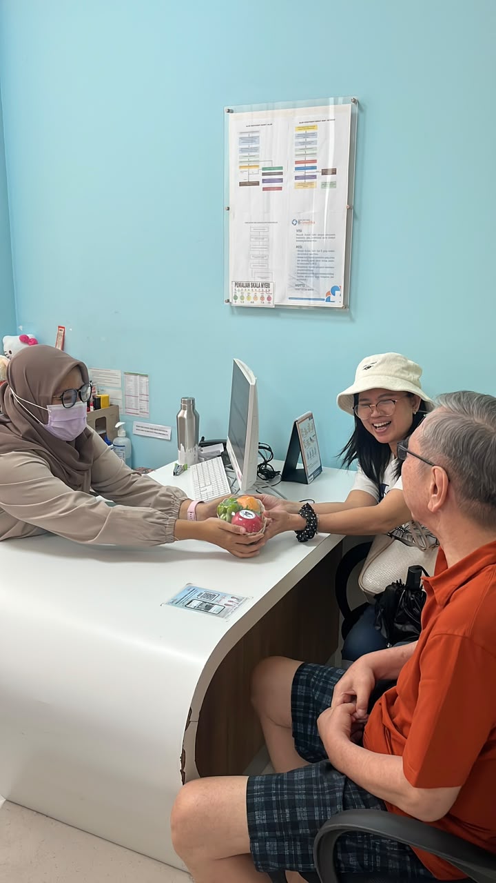 Dokumentasi Pembagian Buah untuk Pasien